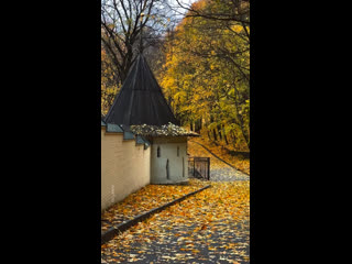 Пожалуй, одна из самых красивых осенних локаций Нижнего 🍂🍁   
Отличное место для уютных фотосессий. Место мало кто... (видео)