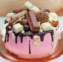 Торт с мармеладками и шоколадками. Торт с конфетами. Торты с конфетами и сладостями. Сладости торт конфета. Пирожные ферреро роше.