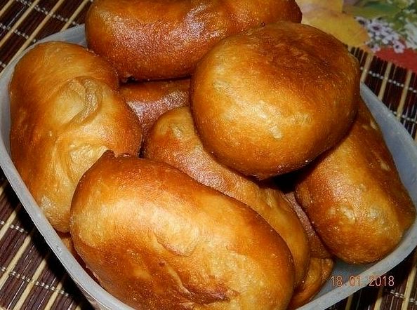 Пирожки на заварном тесте(просто бомба!) Как готовить:В миску кладём 3 стол.ложки муки горкой, 2 стол.ложки сахара, 1 чайн.ложку соли, 3 стол.ложки растительного масла, быстро вводим стакан