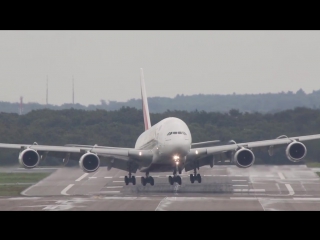 Ветер сносит самолет весом 434 тонны