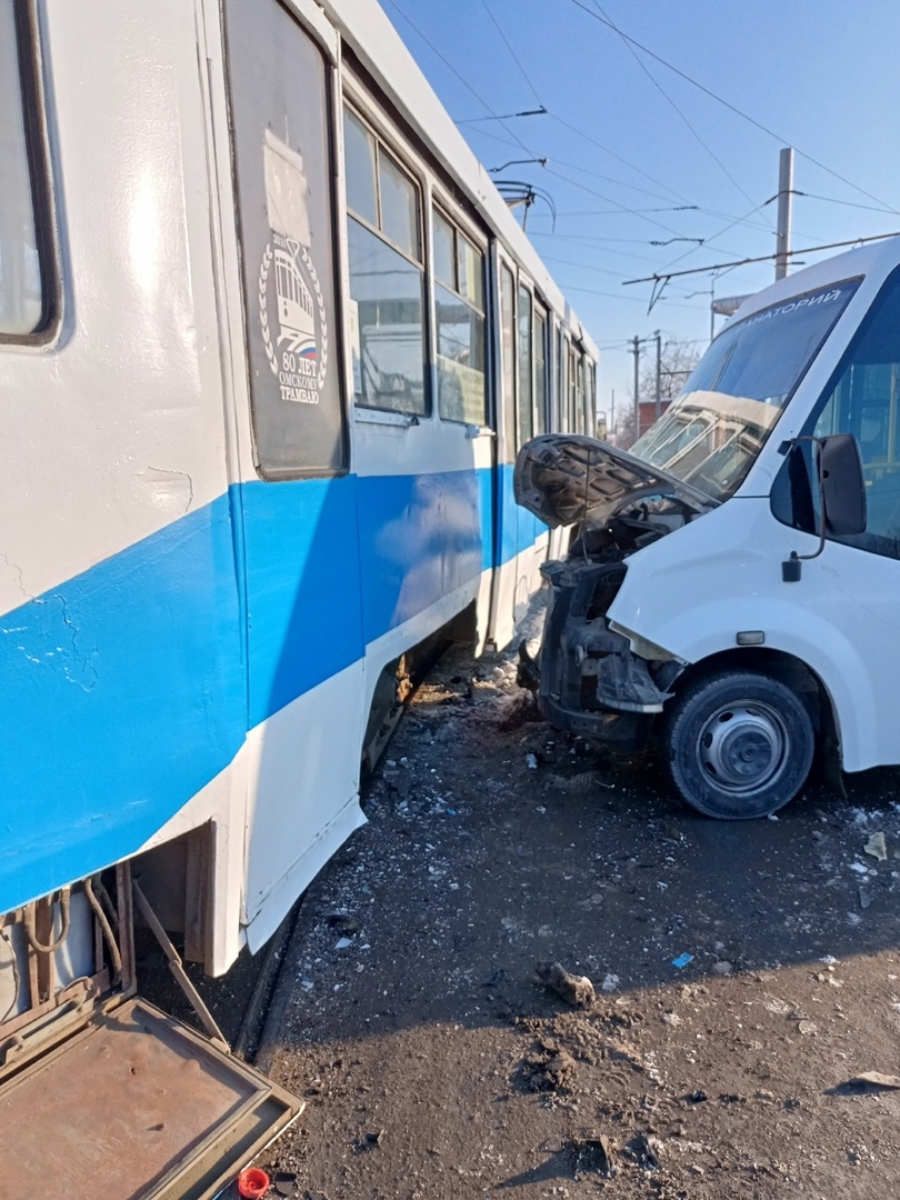 В Омске столкнулись маршрутка и трамвай: есть пострадавшие  Это картинка