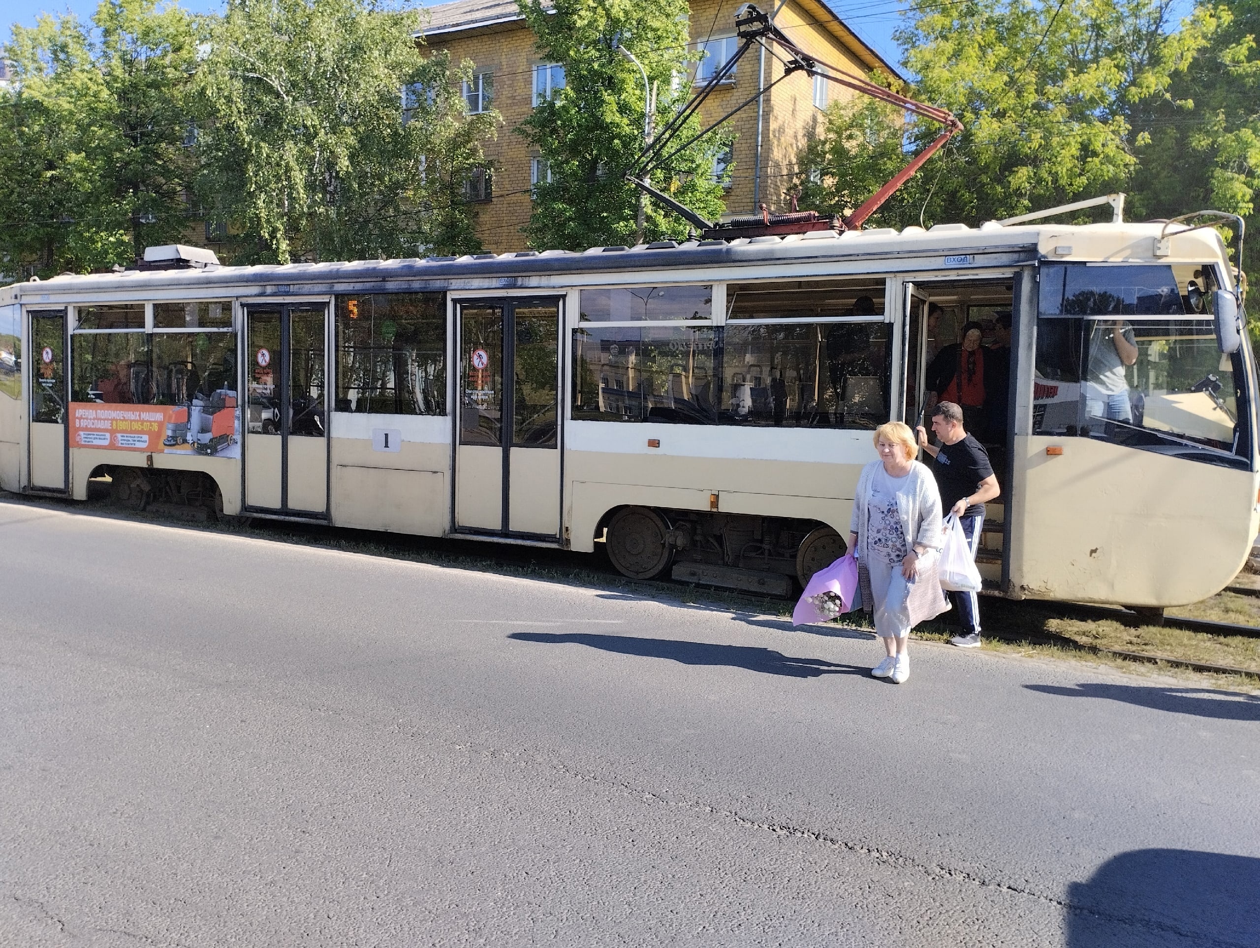 19 июня.  Трамвай сошел с рельсов Это картинка