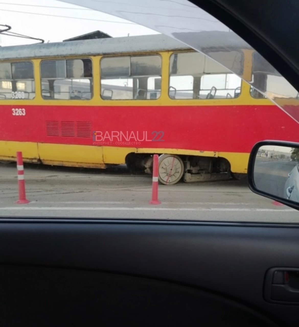 Снова на улице Челюскинцев, на том же месте что и вчера только в противоположном направлении, сошел с рельсов трамвай Это картинка